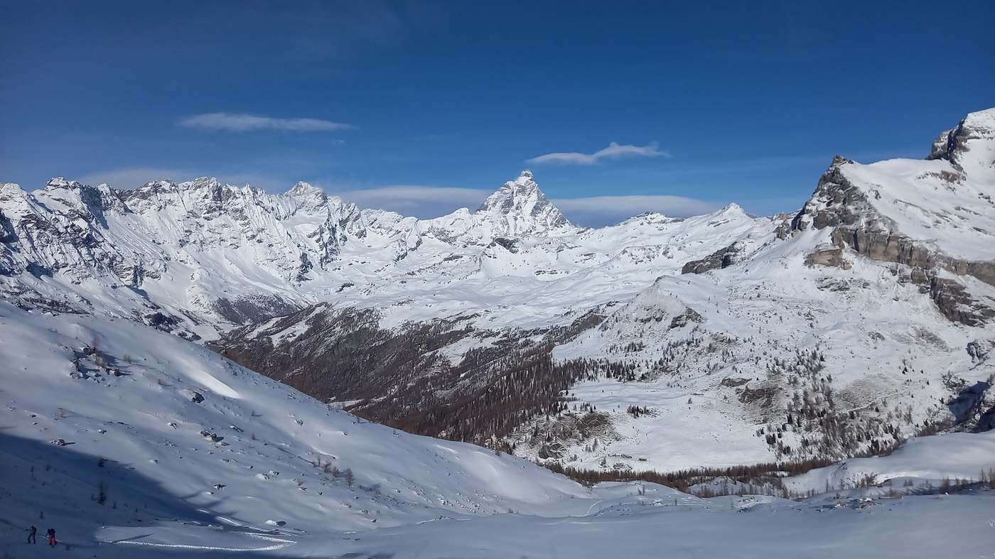 Le Mont Cervin (Matterhorn) enneigé, vu depuis la vallée du Valtournenche.