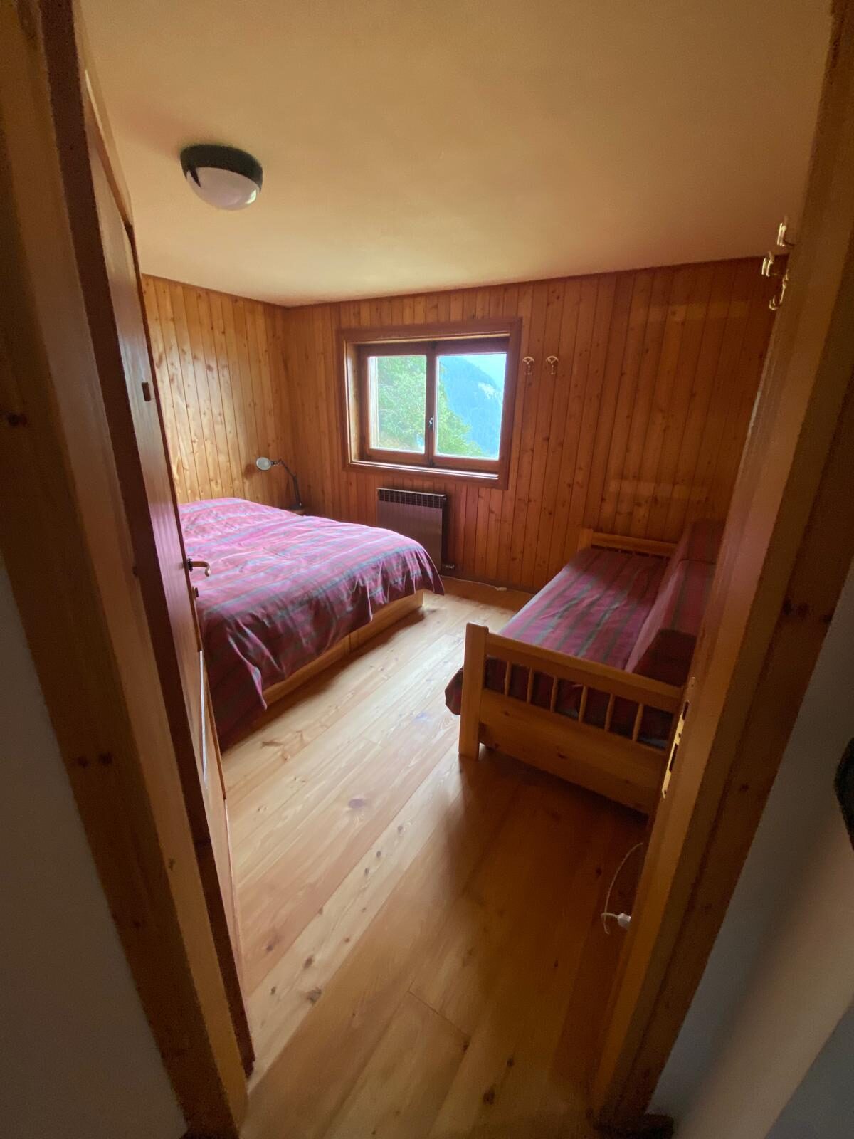 Grande chambre du 1er étage avec lit double et lit simple.