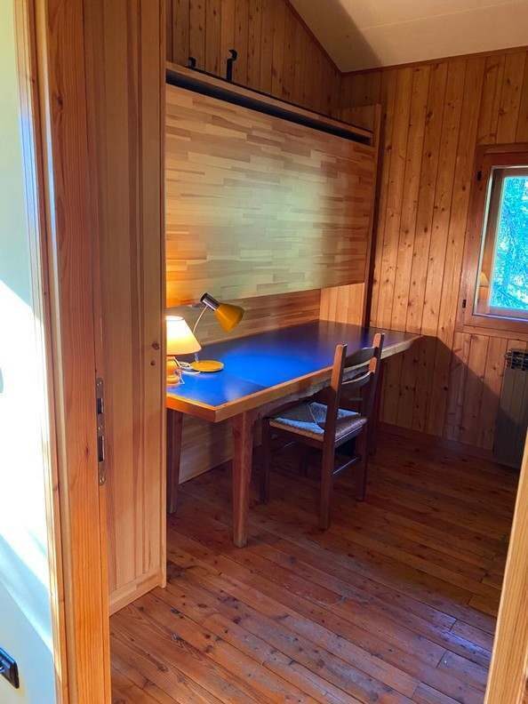 Petite chambre mansardée avec bureau.