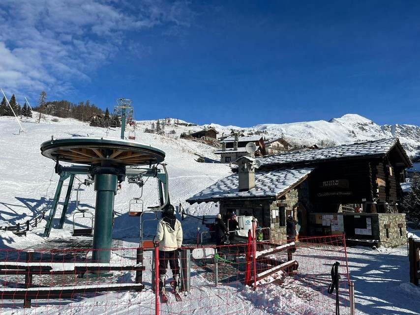 Télésiège vintage de Chamois menant au lac Lod, sous la neige.