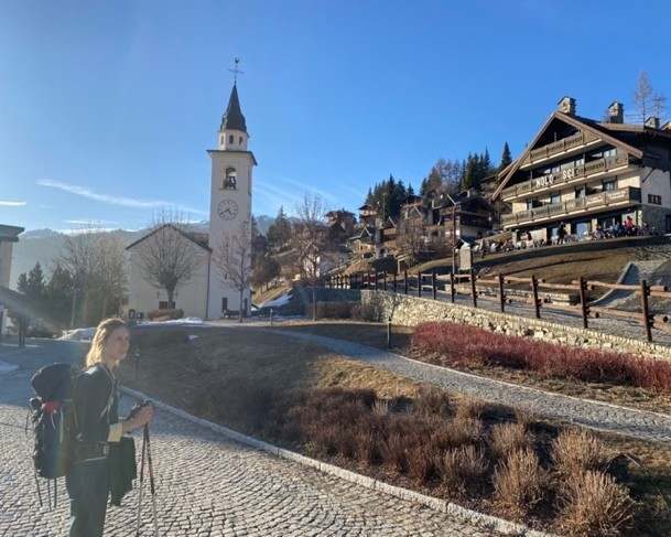 Place de Chamois avec son clocher et ses maisons de pierre.