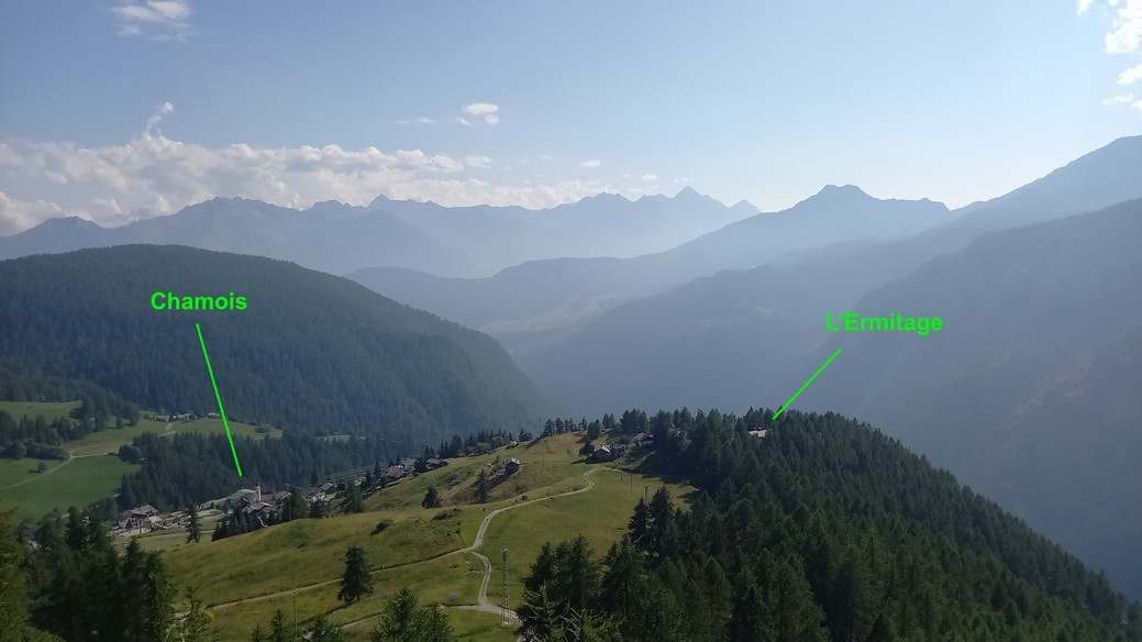 Vue aérienne situant Chamois et le chalet L'Ermitage dans la vallée.